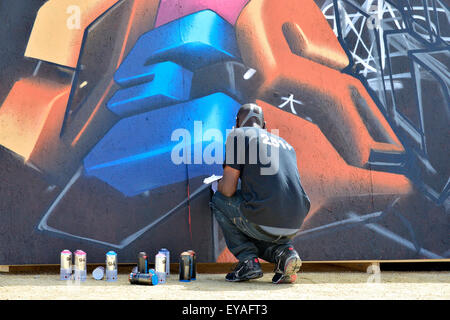 Relâcher la pression de l'écriture graffiti festival à Londonderry, en Irlande du Nord - 25 juillet 2015. Artiste Graffiti Lovepusher affiche ses compétences dans l'Ebrington Square, Londonderry. Soixante artistes graffiti et street, à partir de la Grande-Bretagne, l'Irlande et l'Europe ensemble avec les artistes locaux participeront aux deux jours du festival crédit : George Sweeney / Alamy Live News Banque D'Images