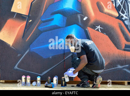 Relâcher la pression de l'écriture graffiti festival à Londonderry, en Irlande du Nord - 25 juillet 2015. Artiste Graffiti Lovepusher affiche ses compétences dans l'Ebrington Square, Londonderry. Soixante artistes graffiti et street, à partir de la Grande-Bretagne, l'Irlande et l'Europe ensemble avec les artistes locaux participeront aux deux jours du festival crédit : George Sweeney / Alamy Live News Banque D'Images