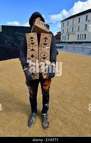 Londonderry, en Irlande du Nord. Le 25 juillet, 2015. Relâcher la pression de l'écriture graffiti festival à Londonderry, en Irlande du Nord - 25 juillet 2015. Graffiti artistes afficher leurs compétences en Ebrington Square, Londonderry. Soixante artistes graffiti et street, à partir de la Grande-Bretagne, l'Irlande et l'Europe ensemble avec les artistes locaux participeront aux deux jours du festival crédit : George Sweeney / Alamy Live News Banque D'Images