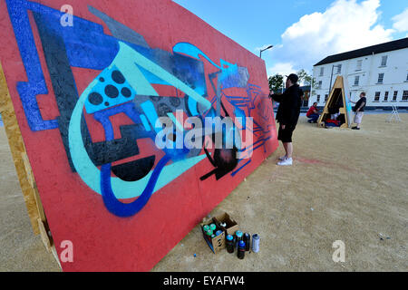 Londonderry, en Irlande du Nord. Le 25 juillet, 2015. Relâcher la pression de l'écriture graffiti festival à Londonderry, en Irlande du Nord - 25 juillet 2015. Graffiti artistes afficher leurs compétences en Ebrington Square, Londonderry. Soixante artistes graffiti et street, à partir de la Grande-Bretagne, l'Irlande et l'Europe ensemble avec les artistes locaux participeront aux deux jours du festival crédit : George Sweeney / Alamy Live News Banque D'Images