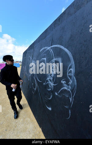 Londonderry, en Irlande du Nord. Le 25 juillet, 2015. Relâcher la pression de l'écriture graffiti festival à Londonderry, en Irlande du Nord - 25 juillet 2015. Graffiti artistes afficher leurs compétences en Ebrington Square, Londonderry. Soixante artistes graffiti et street, à partir de la Grande-Bretagne, l'Irlande et l'Europe ensemble avec les artistes locaux participeront aux deux jours du festival crédit : George Sweeney / Alamy Live News Banque D'Images