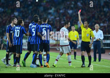 Shenzhen, Chine. Le 25 juillet, 2015. L'AC Milan de terrain ANTONIO NOCERINO (H) recevant un carton rouge pendant le match entre l'AC Milan vs Internazionale de Milan au stade de l'Universiade de Shenzhen, en Chine du Sud. (Crédit Image : © Marcio Machado via fil Zuma Zuma) Crédit : Press, Inc./Alamy Live News Banque D'Images