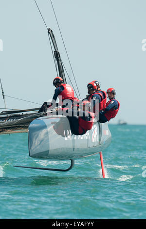 Portsmouth, Royaume-Uni. 25 juillet 2015. Landrover BAR prendre la deuxième place dans la deuxième course de l'America's Cup series battu par Emirates Team New Zealand. Credit : MeonStock/Alamy Live News Banque D'Images