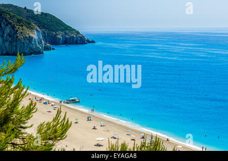 Milos Beach sur l'île de Lefkada, Grèce. La plage est à proximité de village d''Agios Nikitas. Les gens se détendre à la plage. Banque D'Images