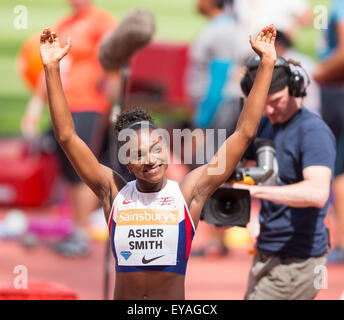 Queen Elizabeth Olympic Park, Londres, UK. Le 25 juillet, 2015. Sainsburys Anniversaire Jeux. Dina Asher-Smith (GBR) est tout sourire après la victoire dans le 100m femmes première chaleur. Credit : Action Plus Sport Images/Alamy Live News Banque D'Images