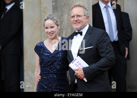 Bayreuth, Allemagne. Le 25 juillet, 2015. Acteur autrichien Harald Krassnitzer et son épouse Ann-Kathrin Kramer arriver pour l'ouverture de la 104e Festival de Bayreuth à Bayreuth, Allemagne, 25 juillet 2015. Le Festival Richard Wagner, soit jusqu'au 28 août. PHOTO : TOBIAS HASE/DPA/Alamy Live News Banque D'Images