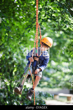 Charlton Park, Wiltshire, Royaume-Uni. Le 25 juillet, 2015. Les enfants grimper aux arbres au festival WOMAD tenue dans Charlton Park, Gloucestershire. 25 juillet 2015. Crédit : Adam Gasson/Alamy Live News Banque D'Images