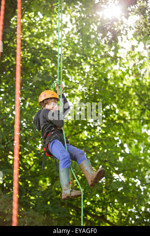 Charlton Park, Wiltshire, Royaume-Uni. Le 25 juillet, 2015. Les enfants grimper aux arbres au festival WOMAD tenue dans Charlton Park, Gloucestershire. 25 juillet 2015. Crédit : Adam Gasson/Alamy Live News Banque D'Images