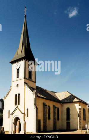 L'église de la Côte-d'Arbroz en France Avec spire d'atteindre dans un ciel d'été bleu Banque D'Images