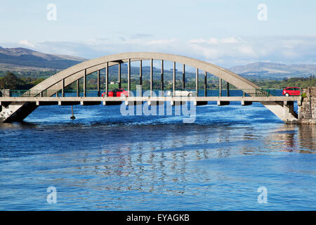 Un pont routier voûté avec circulation d'eau ; Kenmare, comté de Kerry, Irlande Banque D'Images
