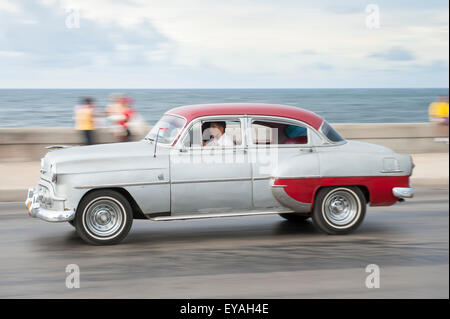 La HAVANE, CUBA - 18 MAI 2011 : Classic vintage voiture américaine siégeant en tant que lecteurs de taxi le long du front de mer Malecón dans le centre de La Havane. Banque D'Images