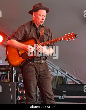 Festival WOMAD, Charlton Park, Wiltshire, Royaume-Uni. Le 25 juillet, 2015. Photo:Festival Womad Charlton Park Wiltshire:Delaney Davidson de Nouvelle-Zélande sur la scène EcoTricity Date25/07/2015 Ref : Crédit : charlie bryan/Alamy Live News Banque D'Images