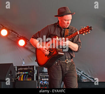 Festival WOMAD, Charlton Park, Wiltshire, Royaume-Uni. Le 25 juillet, 2015. Photo:Festival Womad Charlton Park Wiltshire:Delaney Davidson de Nouvelle-Zélande sur la scène EcoTricity Date25/07/2015 Ref : Crédit : charlie bryan/Alamy Live News Banque D'Images