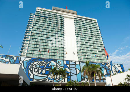 La HAVANE, CUBA - Juin 2011 : l'extérieur de l'hôtel Tryp Habana Libre Vedado dispose d'une grande murale par artiste Amelia Peláez. Banque D'Images