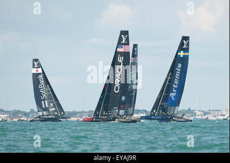 Portsmouth, Hampshire, Royaume-Uni. 25 Juillet 2015 : Action de l'America's Cup première ronde course au large de Portsmouth, Angleterre (Photo de Rob Munro/CSM) Credit : Cal Sport Media/Alamy Live News Banque D'Images