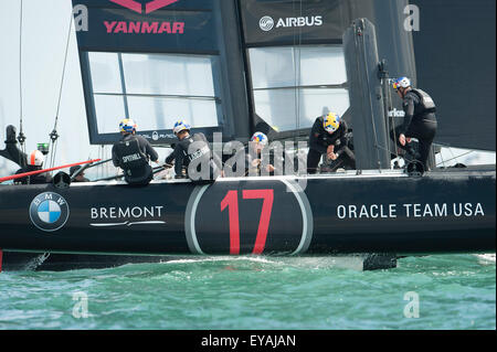 Portsmouth, Hampshire, Royaume-Uni. 25 Juillet 2015 : Oracle Team USA en action au cours de l'America's Cup première ronde course au large de Portsmouth, Angleterre (Photo de Rob Munro/CSM) Credit : Cal Sport Media/Alamy Live News Banque D'Images