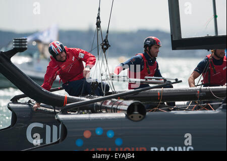 Portsmouth, Hampshire, Royaume-Uni. 25 Juillet 2015 : Sir Ben Ainslie, patron de Land Rover BAR pendant l'America's Cup première ronde course au large de Portsmouth, Angleterre (Photo de Rob Munro/CSM) Credit : Cal Sport Media/Alamy Live News Banque D'Images