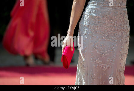 Bayreuth, Allemagne. Le 25 juillet, 2015. La soprano autrichienne Eva Lind's dress et de sacs à main qu'elle arrive pour l'ouverture de la 104e Festival de Bayreuth à Bayreuth, Allemagne, 25 juillet 2015. Le Festival Richard Wagner, soit jusqu'au 28 août. PHOTO : NICOLAS ARMER/DPA/Alamy Live News Banque D'Images