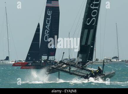 Portsmouth, Royaume-Uni. Le 25 juillet, 2015. Les équipes participantes (L-R) de l'équipe Oracle USA et SoftBank au Japon l'équipe de participer à la première course officielle de la 35e America's Cup World Series à Portsmouth dans le Hampshire, au Royaume-Uni Samedi 25 Juillet, 2015. La course de 2015 Portsmouth la Louis Vuitton America's Cup World Series compte pour les qualifications et des séries éliminatoires qui déterminent le challenger de rivaliser contre les tenants du titre de l'équipe Oracle USA en 2017. Credit : Luke MacGregor/Alamy Live News Banque D'Images