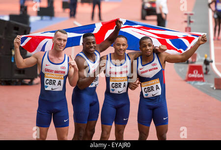 Queen Elizabeth Olympic Park, Londres, UK. Le 25 juillet, 2015. Queen Elizabeth Olympic Park, Londres, Angleterre. Sainsburys Anniversaire Jeux. Le relais masculin 4x100 team Richard Kilty (GBR), Harry Aikines-Aryeetey (GBR), James Ellington (GBR) et Chijindu Ujah (GBR). Credit : Action Plus Sport Images/Alamy Live News Banque D'Images