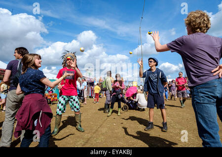 À l'atmosphère (WOMAD World of Music, Arts and Dance) Festival à Charlton Park le 25/07/2015 à Charlton Park, Malmesbury. Un groupe de jeunes jongler. Photo par Julie Edwards/Alamy Live News Banque D'Images