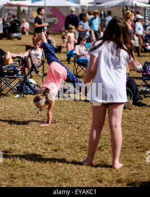 Charlton Park, Wiltshire, Royaume-Uni. Le 25 juillet, 2015. À l'atmosphère (WOMAD World of Music, Arts and Dance) Festival à Charlton Park le 25/07/2015 à Charlton Park, Malmesbury. Les jeunes filles dans les charrettes de la scène la foule. Photo par Julie Edwards/Alamy Live News Banque D'Images