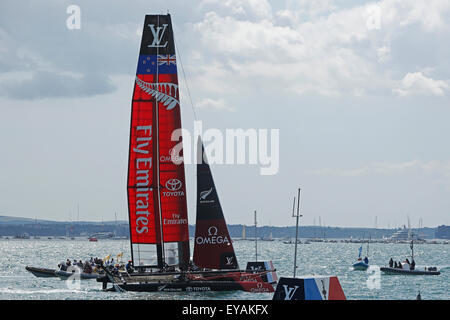 Portsmouth, Royaume-Uni. Le 25 juillet, 2015. Unis Nouvelle-zélande remporte la deuxième course de la 35e America's Cup World Series à Portsmouth dans le Hampshire, au Royaume-Uni Samedi 25 Juillet, 2015. La course de 2015 Portsmouth la Louis Vuitton America's Cup World Series compte pour les qualifications et des séries éliminatoires qui déterminent le challenger de rivaliser contre les tenants du titre de l'équipe Oracle USA en 2017. Credit : Luke MacGregor/Alamy Live News Banque D'Images