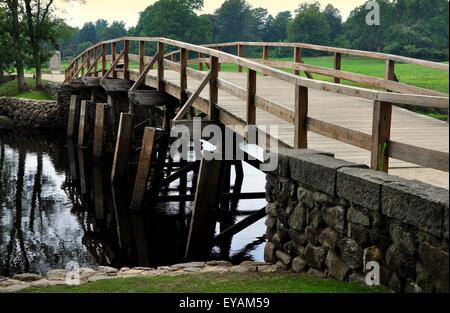 Concord, MA : La vieille Amérique du pont sur la rivière Sudbury où l'Américain Minute les hommes et les Britanniques Redcoats lutté Banque D'Images