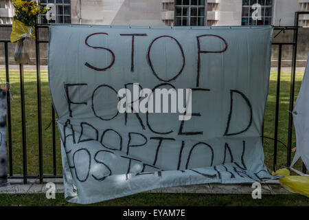 Londres, Royaume-Uni. Le 25 juillet, 2015. Le Royaume-Uni est le seul endroit au monde où des centaines de parents fuient le pays chaque année pour éviter que leurs bébés et jeunes enfants provenant de la famille par l'État à l'adoption forcée. Plus de 100 000 enfants sont officiellement 'en charge'' au Royaume-Uni. S.C.O.T.campagne protestation organisée à Londres pour sensibiliser le public à l'adoption forcée. (Crédit Image : © Grant Vélaire via fil Zuma Zuma) Crédit : Press, Inc./Alamy Live News Banque D'Images