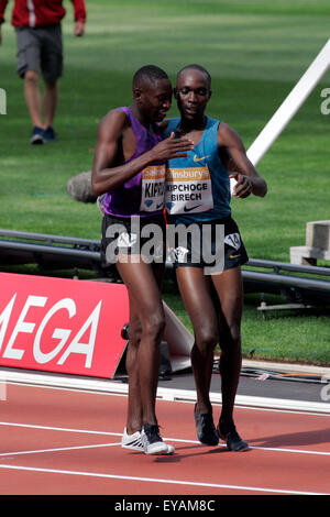 Londres, Royaume-Uni. Le 25 juillet, 2015. Au cours de la deuxième journée de Sainsbury's jeux anniversaire au Queen Elizabeth Olympic Park le samedi le 25 juillet 2015Conseslus Kipruto (KEN) (à gauche) remporte le 3000m steeple hommes pendant deux jours de Sainsbury's jeux anniversaire au Queen Elizabeth Olympic Park le samedi le 25 juillet 2015 Crédit : Dan Cooke/Alamy Live News Banque D'Images