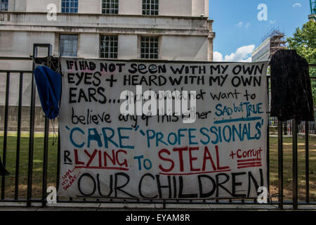 Londres, Royaume-Uni. Le 25 juillet, 2015. Le Royaume-Uni est le seul endroit au monde où des centaines de parents fuient le pays chaque année pour éviter que leurs bébés et jeunes enfants provenant de la famille par l'État à l'adoption forcée. Plus de 100 000 enfants sont officiellement 'en charge'' au Royaume-Uni. S.C.O.T.campagne protestation organisée à Londres pour sensibiliser le public à l'adoption forcée. (Crédit Image : © Grant Vélaire via fil Zuma Zuma) Crédit : Press, Inc./Alamy Live News Banque D'Images