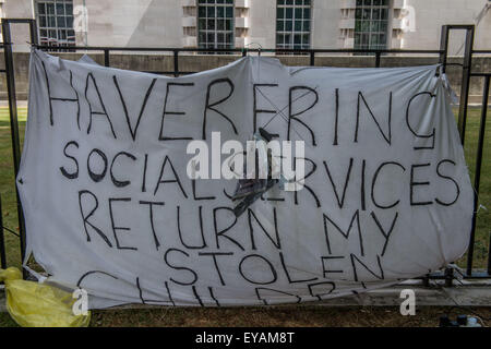 Londres, Royaume-Uni. Le 25 juillet, 2015. Le Royaume-Uni est le seul endroit au monde où des centaines de parents fuient le pays chaque année pour éviter que leurs bébés et jeunes enfants provenant de la famille par l'État à l'adoption forcée. Plus de 100 000 enfants sont officiellement 'en charge'' au Royaume-Uni. S.C.O.T.campagne protestation organisée à Londres pour sensibiliser le public à l'adoption forcée. (Crédit Image : © Grant Vélaire via fil Zuma Zuma) Crédit : Press, Inc./Alamy Live News Banque D'Images