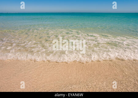L'onde douce de la lagune, sur la plage de sable Banque D'Images