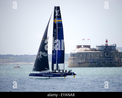 Ortsmouth, Angleterre, 25 juillet 2015. L'équipe de Catamaran Artemis se lève sur ses foils comme il passe spitbank fort au cours de la première journée de course de l'America's Cup World Series à Portsmouth. L'Americas Cup World Series a lieu à Portsmouth entre le 23 juillet et le 26 juillet 2015P Crédit : Simon Evans/Alamy Live News Banque D'Images
