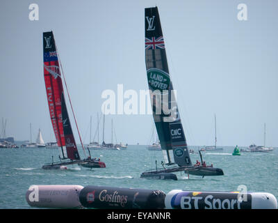 Portsmouth, Angleterre, 25 juillet 2015.Le bar de l'équipe de uk se détache de l'équipe de catamaran unis Nouvelle Zélande pour prendre la première place lors de la première course de l'Americas Cup world series à Portsmouth. l'Americas Cup world series a lieu à Portsmouth entre le 23 juillet et le 26 juillet 2015 Crédit : Simon Evans/Alamy live news Banque D'Images