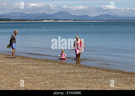 Famille sur la plage au Pays de Galles Banque D'Images