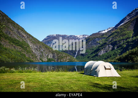 Le camping. Maison de vacances en Norvège. Tourist tente sur la rive du lac. Banque D'Images