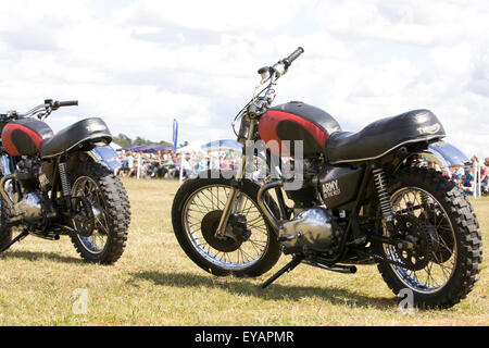 Royal Corps of Signals casque blanc l'équipe de démonstration de la moto 750 cc Triumph TR7V Tiger Motorcycles Banque D'Images