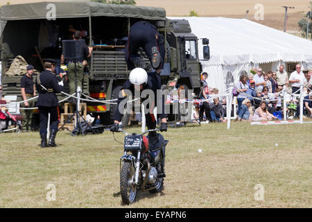 Royal Corps of Signals casque blanc l'équipe de démonstration de la moto 750 cc Triumph TR7V Tiger Motorcycles Banque D'Images