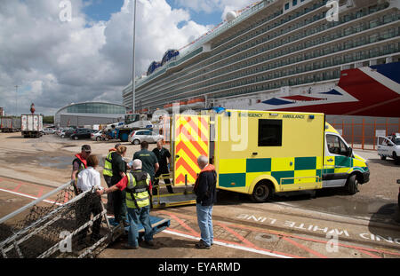 L'ambulance d'urgence lors d'un incident dans les docks. Dans l'arrière-plan d'un navire de croisière Banque D'Images