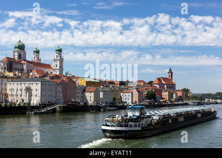 Le cargo porte de nouvelles voitures, Passau Danube Allemagne commerce maritime Banque D'Images