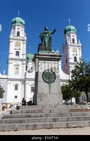 Statue du Roi Maximilien Joseph I, la cathédrale Saint-Étienne, Passau, Bavière, Allemagne, Europe Banque D'Images