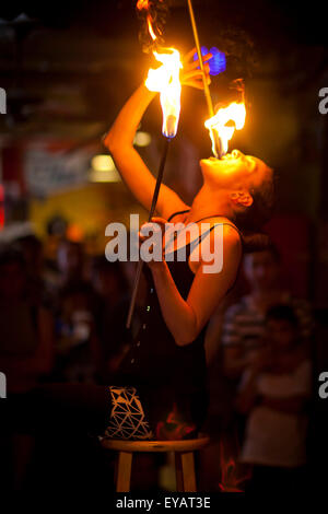 La cracheuse de feu, le freak show, Venice Beach, Californie Banque D'Images