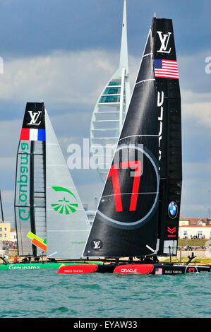 Portsmouth, Hampshire, UK - 25 juillet 2015 Louis Vuitton America's Cup World Series Portsmouth. AC45f s en passant devant la tour Spinnaker de Portsmouth avant le début des courses 1 et 2 de la Louis Vuitton America's Cup World Series Portsmouth. Six équipes sont en compétition en cours de Land Rover BAR dirigé par Sir Ben Ainslie, Oracle Team USA, Artemis Racing de Suède, d'Emirates Team New Zealand, l'équipe de SoftBank, le Japon et l'équipe Groupama France tous les "volants" AC45f. Crédit : Gary Blake /Alamy Live News Banque D'Images