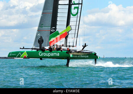 Portsmouth, Hampshire, UK - 25 juillet 2015 L'équipe de Groupama sur l'AC45f foils racing ,dans les courses 1(du 2 aujourd'hui ) dans le Louis Vuitton America's Cup World Series Portsmouth. Six équipes sont en compétition en cours de Land Rover BAR dirigé par Sir Ben Ainslie, Oracle Team USA, Artemis Racing de Suède, d'Emirates Team New Zealand, l'équipe de SoftBank, le Japon et l'équipe Groupama France tous les "volants" AC45f. Crédit : Gary Blake /Alamy Live News Banque D'Images