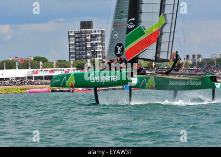 Portsmouth, Hampshire, UK - 25 juillet 2015 L'équipe de Groupama sur l'AC45f foils racing ,dans les courses 1(du 2 aujourd'hui ) dans le Louis Vuitton America's Cup World Series Portsmouth. Six équipes sont en compétition en cours de Land Rover BAR dirigé par Sir Ben Ainslie, Oracle Team USA, Artemis Racing de Suède, d'Emirates Team New Zealand, l'équipe de SoftBank, le Japon et l'équipe Groupama France tous les "volants" AC45f. Crédit : Gary Blake /Alamy Live News Banque D'Images