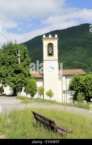 Petite église avec clocher à Costa Gargnano au nord de l'Italie Banque D'Images