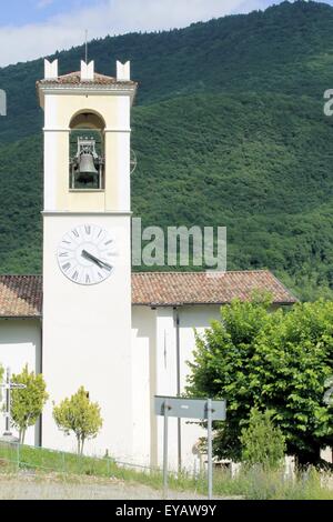 Petite église avec clocher à Costa Gargnano au nord de l'Italie Banque D'Images