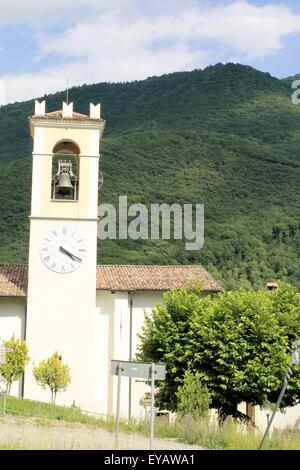 Petite église avec clocher à Costa Gargnano au nord de l'Italie Banque D'Images