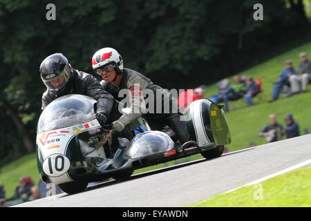 Side-car la compétition était parmi les spectacles comme vélo classique fans du monde entier sont rassembler ce week-end lors de l'historique du circuit automobile de Cadwell Park dans le Lincolnshire UK à témoin le plus grand rassemblement de motos de course historique dans l'histoire récente. Banque D'Images